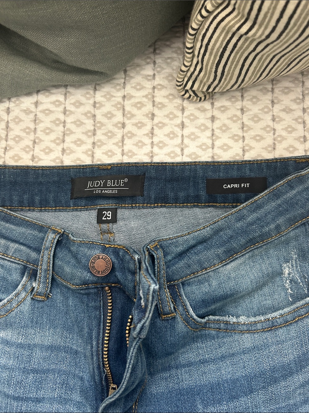 Judy Blue Capri Fit Cropped Jeans in Light Blue